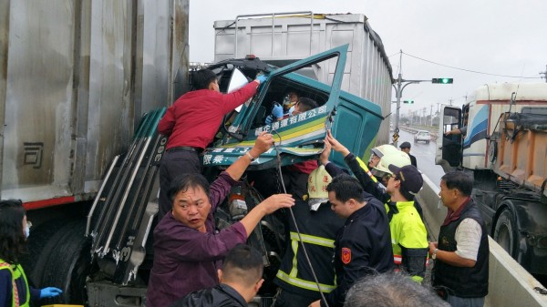 元旦連假首日，花蓮南濱路下午由45歲夏姓大貨車撞上前方另一輛大貨車，車頭變形，他受困車內，所幸僅受輕傷，但造成大塞車。（吳姓讀者提供）