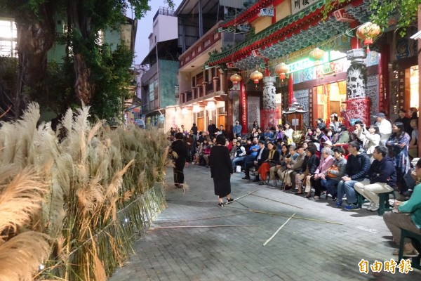 「行水迴城」在清水寺前登演，菅芒營造時空氛圍。（記者洪瑞琴攝）