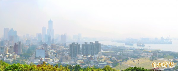 今年跨年夜，大陸冷氣團南下，跨年夜帶來3年來最嚴重境外污染，台灣西半部及馬祖、金門全部達「紅色警示」。高雄的天空已一片灰濛濛。（記者張忠義攝）