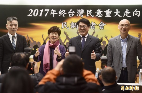 台灣民意基金會董事長游盈隆（右二）31日舉辦「2017年終台灣重大民意走向」民調發表會，邀請淡江大學戰略研究中心執行長蘇紫雲教授（左起）、中山大學政研所教授廖達琪、政治大學法律系教授林佳和發表評論。（記者簡榮豐攝）
