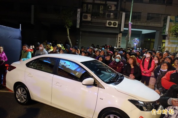 彰化縣跨年晚會的最大獎就是豐田汽車。(記者劉曉欣攝) 彰化縣跨年晚會的最大獎就是豐田汽車。(記者劉曉欣攝)