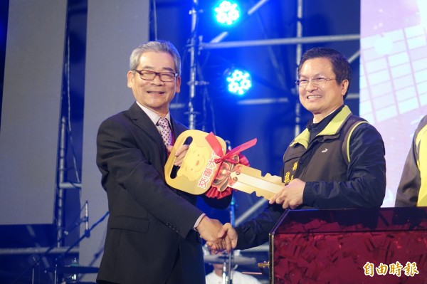 彰化縣長魏明谷(圖右)感謝秀育公司董事長梁徽彬(圖左)捐出汽車大獎。(記者劉曉欣攝) 彰化縣長魏明谷(圖右)感謝秀育公司董事長梁徽彬(圖左)捐出汽車大獎。(記者劉曉欣攝)