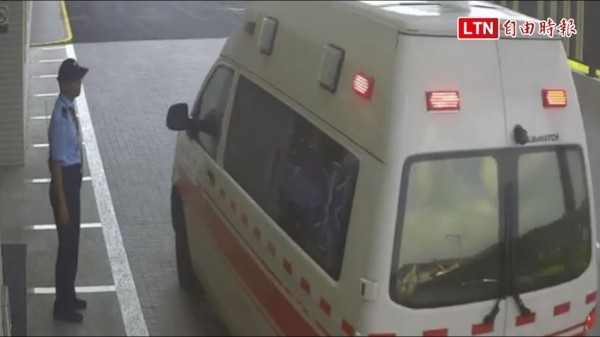 林姓司機忍痛逮捕歹徒後、被救護車送醫。（記者楊政郡翻攝）