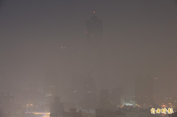 夜空下，高雄地標幾乎看不見了。（記者張忠義攝）