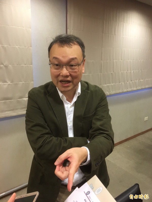 中研院細胞與個體生物學研究所副研究員郭紘志的研究團隊發現,多能性幹細胞中的環形RNA(circular RNAs)可以調控幹細胞的基因表現。(記者吳柏緯攝) 中研院細胞與個體生物學研究所副研究員郭紘志的研究團隊發現,多能性幹細胞中的環形RNA(circular RNAs)可以調控幹細胞的基因表現。(記者吳柏緯攝)