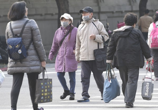 下周開始將有冷氣團來襲，民眾要好好把握近日溫暖天氣。（記者陳志曲攝）