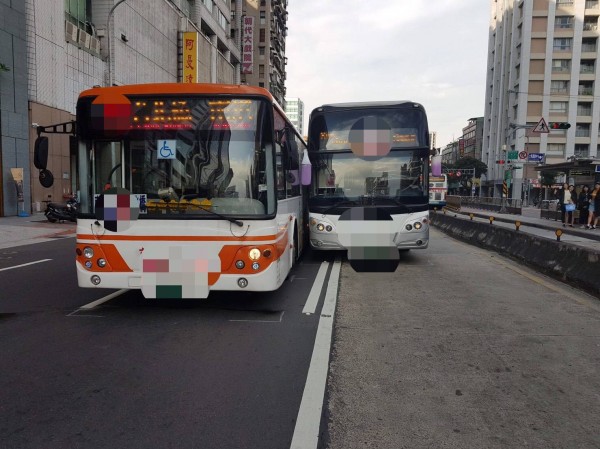 國光客運（右）今天上午8時50分駕著行經「民權大龍街口」站路線的車班，由內側車道切換車道時，未注意隔壁車道直行的首都客運公車，當場撞上。（記者陳恩惠翻攝）