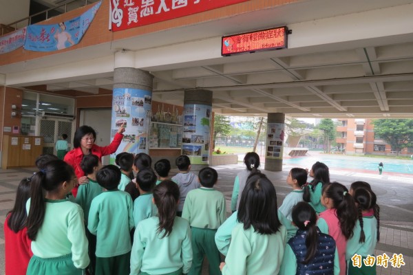 台中空品爆「紅害」，學校機會教育學生少到戶外活動。（記者蘇孟娟攝）