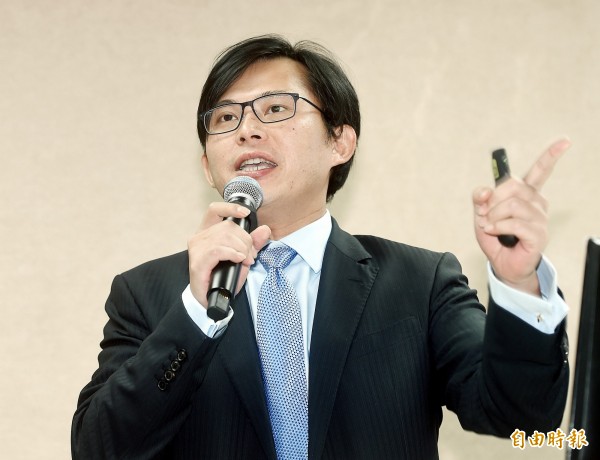 黃國昌在臉書報料,中央印製廠總經理拿著公款揮霍,為自己的家居生活添購各式大小家具、家電。(資料照,記者方賓照攝) 黃國昌在臉書報料,中央印製廠總經理拿著公款揮霍,為自己的家居生活添購各式大小家具、家電。(資料照,記者方賓照攝)