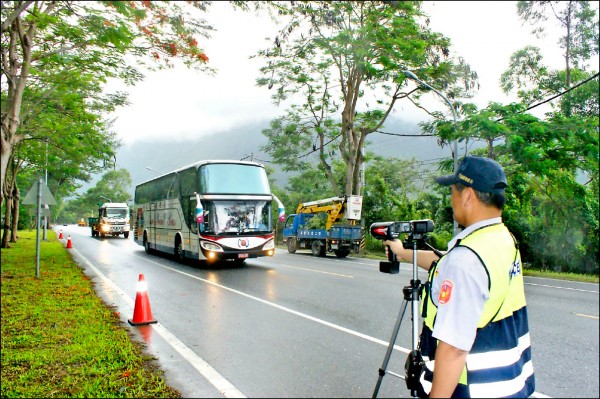 花蓮警方啟用「手提雷射測速槍」執勤，盼能全力取締民眾競速飆車行為。（警方提供）