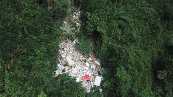 鄰近保安林地暨水源涵養保護區的花蓮縣吉安鄉楓林步道，近1年來慘遭不肖業者違法丟棄營建廢棄物。（警方提供）