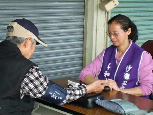 何文振表示，趙芳（右）熱心參與社區事務，義務帶領長輩遊覽唱歌跳舞。（記者邱灝唐翻攝）