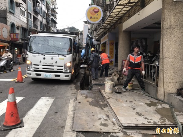 管線單位施工不良造成爛路，常為市民詬病。（記者盧賢秀攝）