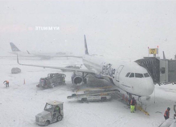 遭受30年來最大暴風雪侵襲，紐約宣佈入緊急狀態。逾1700航班取消。（路透）