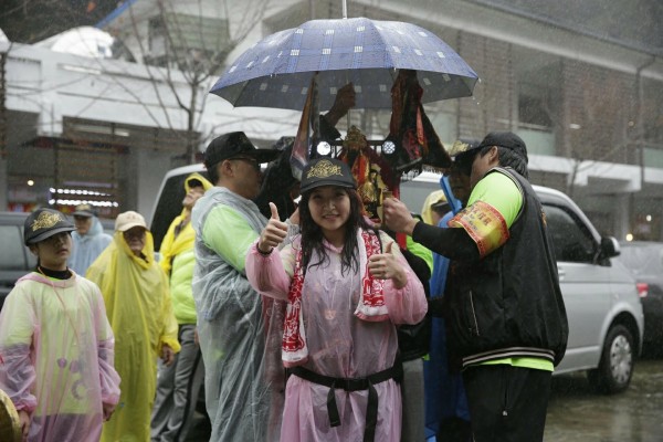 寒冬冒雨背帝爺公上阿里山參香 全程徒步160km