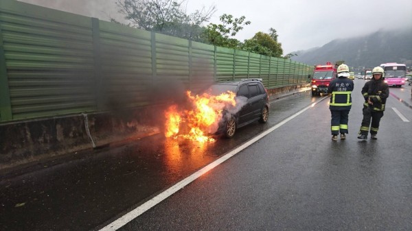 福高南下52K處，今天下午驚傳火燒車，所幸駕駛及時逃出，新北市消防局第五大隊趕往滅火。（記者吳仁捷翻攝）