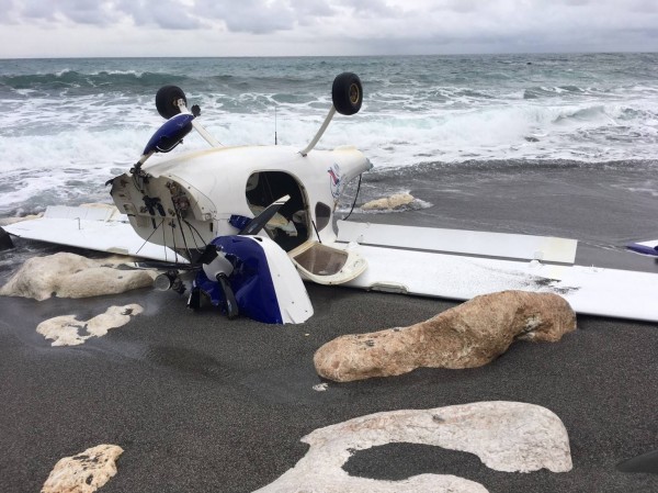 一架輕航機下午緊急迫降在台東成功鎮石雨傘海岸，強大撞擊造成機頭機尾嚴重分離。（記者王秀亭翻攝）