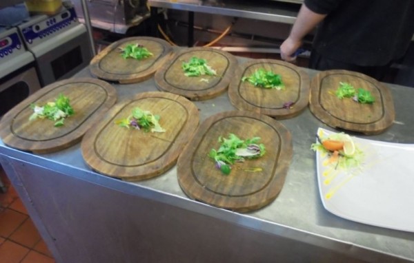 英國伯明罕一間餐廳以木製餐盤盛裝食物供顧客享用，致使14名顧客食物中毒，遭罰5萬英鎊（約200萬元台幣）。（圖取自伯明罕市議會推特）
