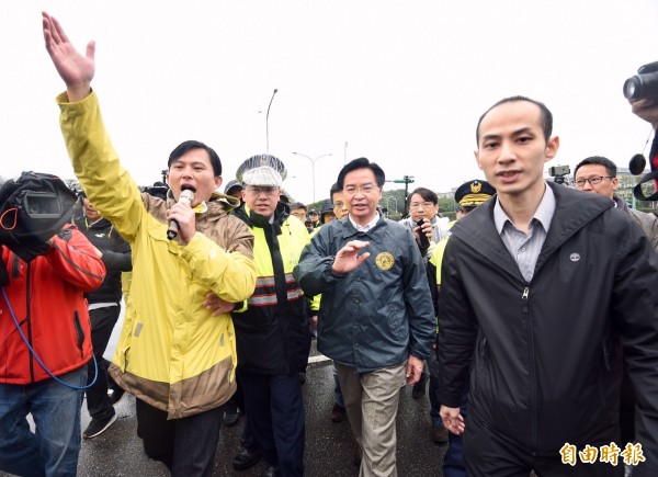 總統府秘書長吳釗燮（中）上午到府前探視抗議勞基法修法的時代力量立委和民眾。（記者羅沛德攝）
