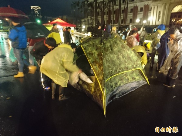 抗議成員架帳篷。（記者王冠仁攝）