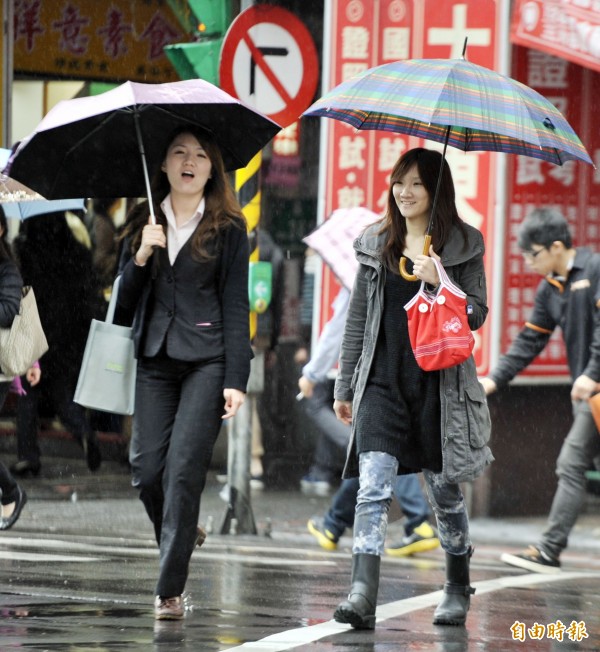 今各地仍持續有雨，明鋒面本體通過台灣，由於此波鋒面結構完整，北台灣甚至會出現雷雨的狀況，民眾須留意。（資料照，記者陳志曲攝）