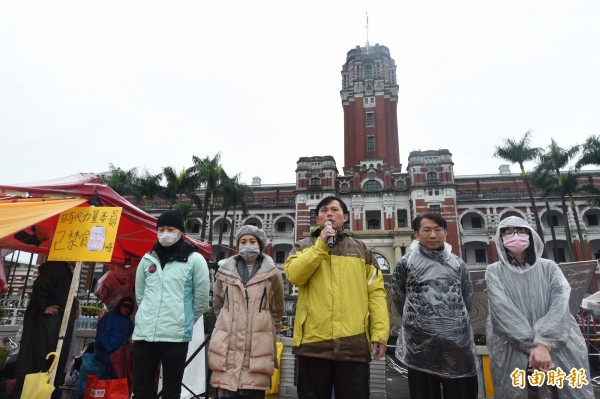 時代力量5位立委今（7日）持續在總統府前禁食靜坐，抗議勞基法修法。（記者簡榮豐攝）