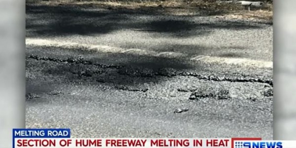 澳洲遭遇「災難性」炎熱天候，墨爾本的休姆高速公路（Hume Highway）有近10公里的路段，已被酷熱天氣融化。（圖擷自9news.com.au）