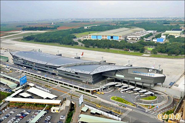 清泉崗跑道裂開影響5航班 生活 自由時報電子報