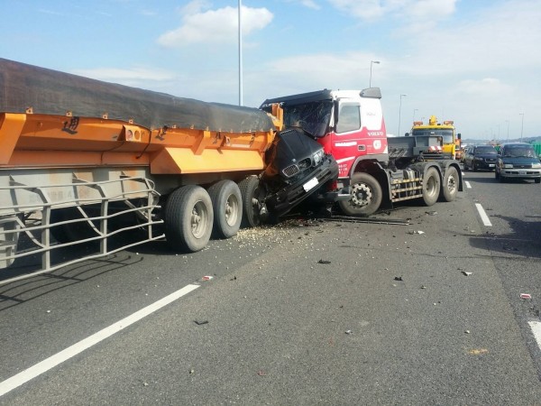 BMW休旅車遭前後砂石車、聯結車夾擊，駕駛頭部重創送醫不治。（記者蘇福男翻攝）