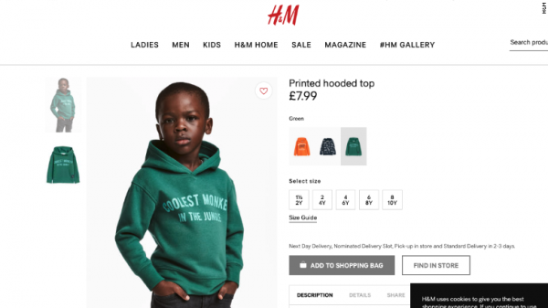 著名服飾品牌「H&M」因為使用了一名黑人小孩來當一件寫著「叢林裡最酷的猴子」衣服的模特兒，遭批評涉及種族歧視。（圖擷取自H&M）