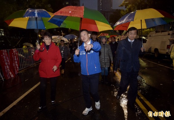 立法院國民黨團書記長林為洲等人8日晚間前往青島東路勞團陳抗現場，聲援抗議群眾。（記者黃耀徵攝）