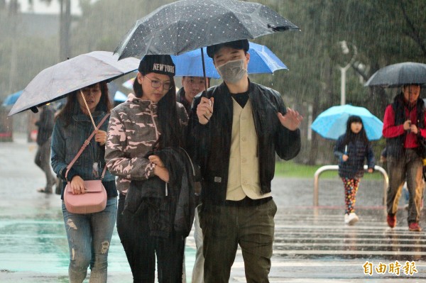 今北部雨勢會比昨天還大，午後逐漸轉冷，北台灣沿海晚間將降至11度左右，將一路冷到週六。（資料照，記者王藝菘攝）