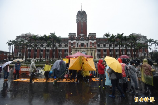 時代力量立委在總統府前靜坐抗議勞基法修法，傳出蔡英文總統找時力溝通，卻引起部分民進黨內立委反彈。（資料照，記者簡榮豐攝）