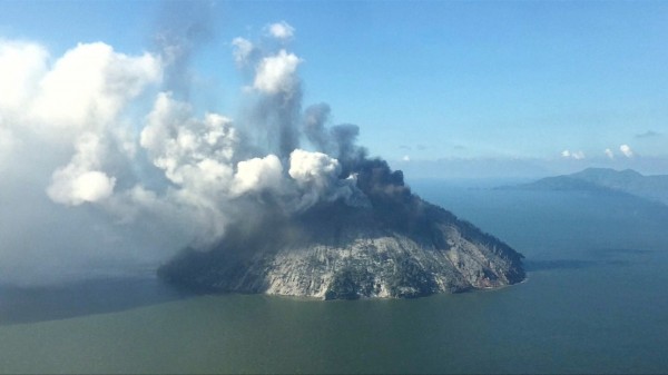 卡多瓦爾島是休眠狀態的火山，上週五火山爆發。（路透社）