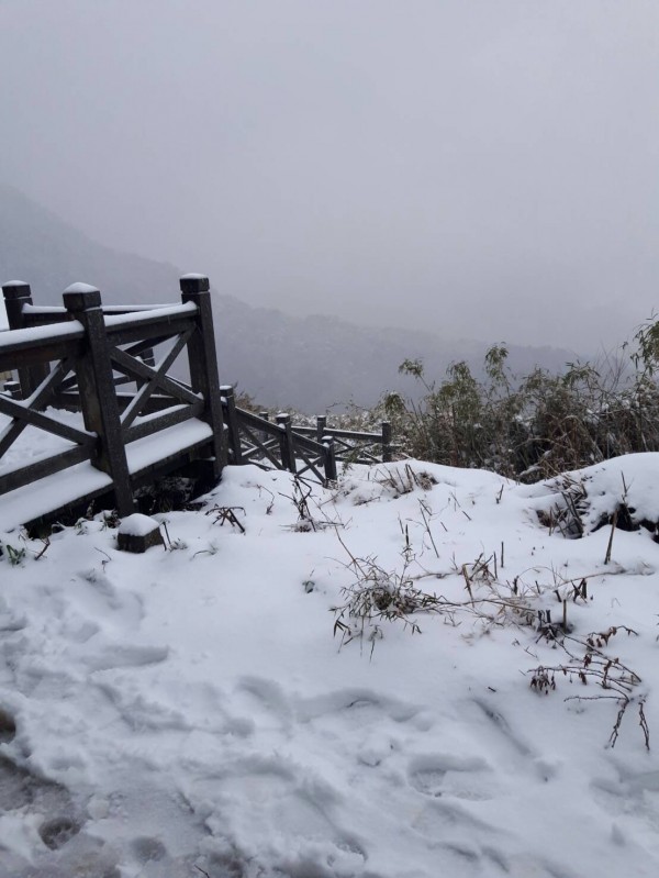 寒流發威，雪山積雪10-20公分。（保七總隊第五大隊提供）