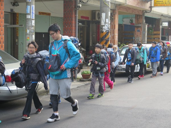 學生們背著登山包，啟程自己規劃的畢業旅行。（圖由建安國小提供）