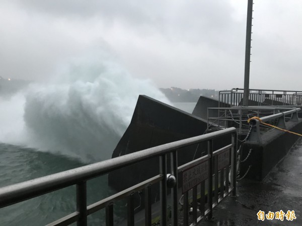 石門水庫2018第一場排洪秀，強大水柱從排洪隧道排出，相場面壯觀。（記者李容萍攝）