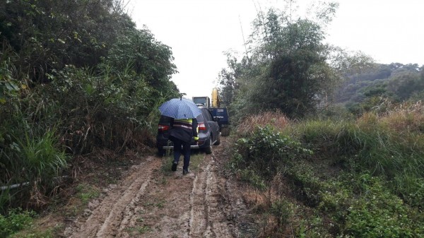 導航帶錯路受困山谷，警出動挖土機開路（記者蔡政珉翻攝）