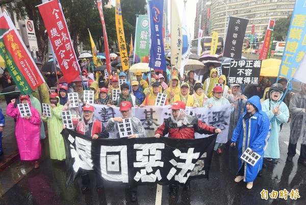 勞團、民眾、工會連日在立法院外抗議。（記者廖振輝攝）