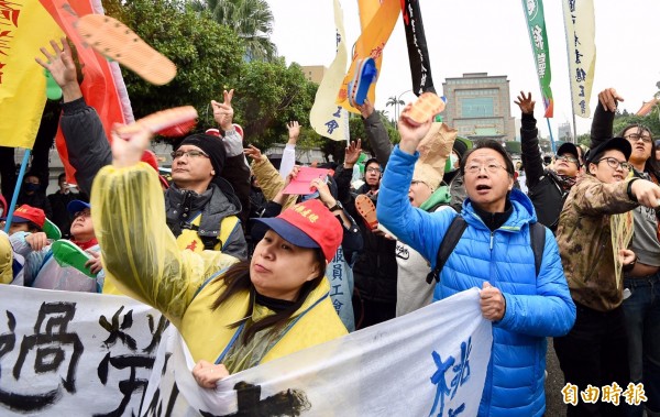 抗議勞基法修正草案，桃園市產業總工會和其他團體，今天下午1點半前往總統府前表達不滿，痛批蔡英文總統執政團隊和前總統馬英九一樣，「聽不到勞工的聲音」。（記者羅沛德攝）