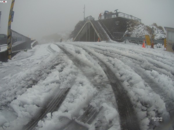 寒流發威，合歡山、武嶺觀景台及道路已經鋪上一層雪白。（合歡山玩雪團提供）