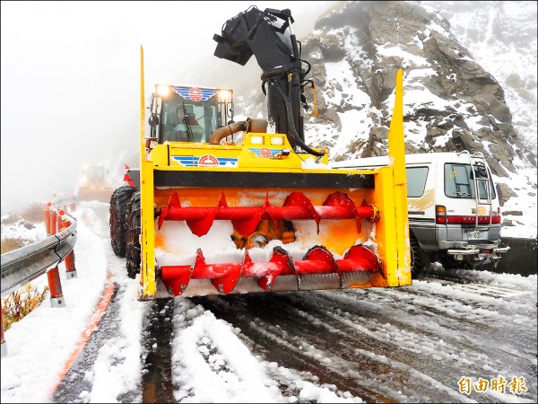 交通部公路總局埔里工務段出動鏟雪車，清除路面積雪結冰。（記者佟振國攝）