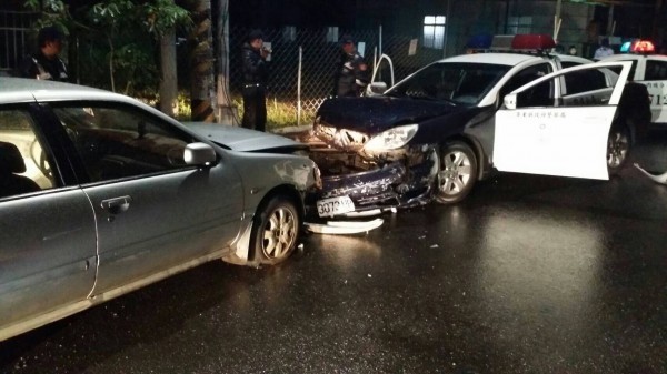 李男開車橫衝直撞，不僅撞傷路人，連出面藍庭的員警都遭撞傷，警車也被撞壞。（檔案照，記者邱芷柔翻攝）