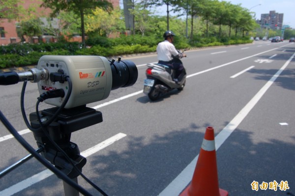 環保局除透過街道、巷弄及停車場巡查外，也搭配自動車牌辨識系統，了解行駛中機車定檢情形。（記者蔡文居攝）