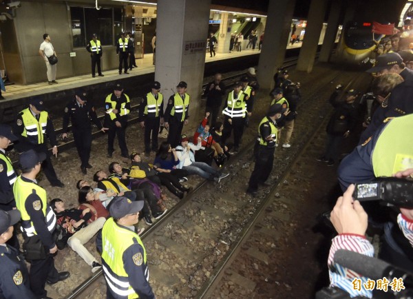 勞團抗議勞基法，8日晚間至台北車站臥軌抗議，癱瘓進站列車，並與警方爆發衝突。（資料照，記者黃耀徵攝）