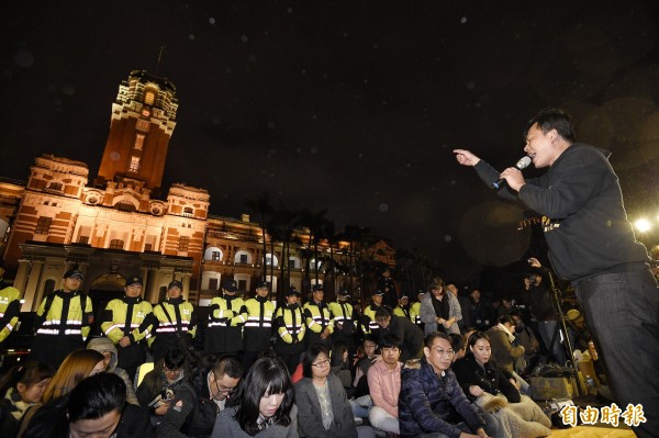 時代力量立院黨團於本月5日，為了勞基法修法事宜，在凱達格蘭大道靜坐抗議。（資料照，記者陳志曲攝）