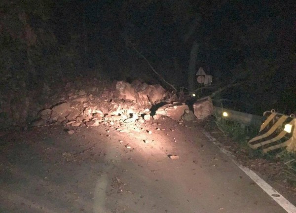 大鹿林道3K路段昨晚邊坡崩塌，落石覆蓋路面造成交通中斷。（圖由竹東警分局提供）