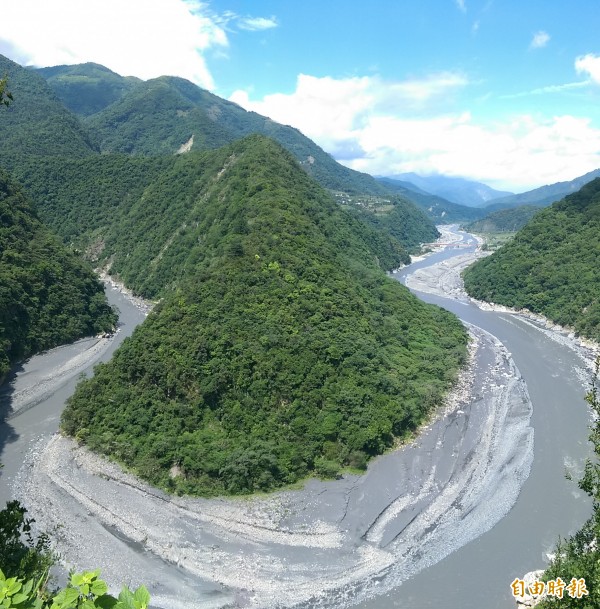 林務局輔導信義鄉丹大四大部落成立「丹大布農生態旅遊協會」，透過協會導覽可認識地利的土虱灣美景。（記者劉濱銓攝）