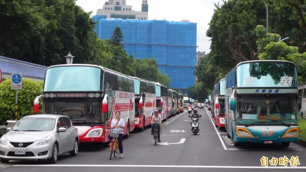 管理高齡遊覽車，公總擬要求逾15年遊覽車，需經大修才可繼續上路。（資料照，記者鄭瑋奇攝）