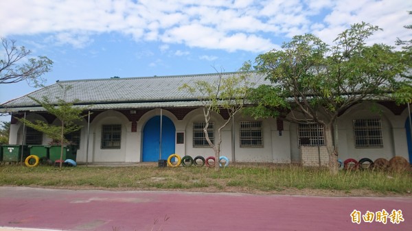 學甲公學校百年教室，竟是今日的天仁工商校內汽車實習工場。（記者楊金城攝）